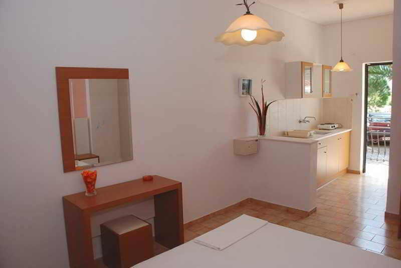Eleni'S Garden & Castello Suites Аликанас Екстериор снимка